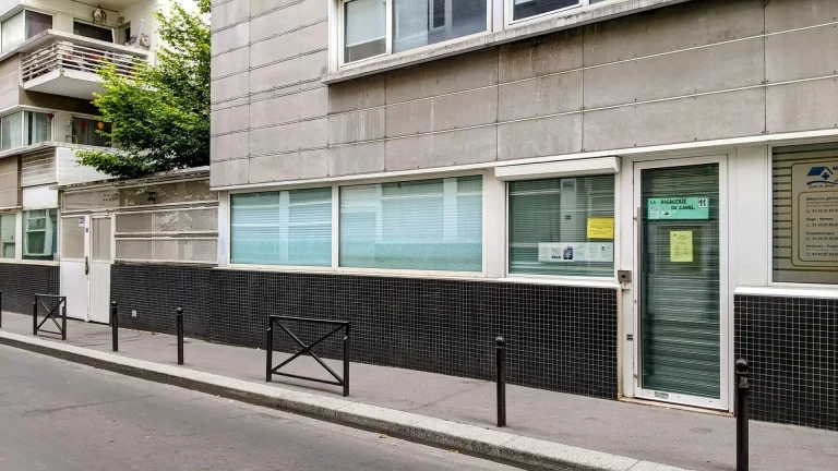 Façade de la bagagerie, sur le passage de Flandre