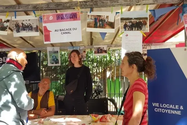 Stand de l’association “Au bagage du canal” à la fête des associations de Paris 19e, le 6 septembre 2025.