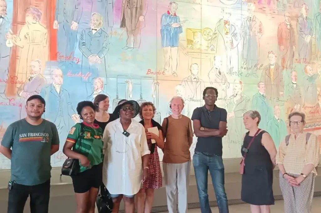 Bénévoles et accueillis au Musée d'Art Moderne de Paris, devant la Fée électricité de Raoul Dufy.