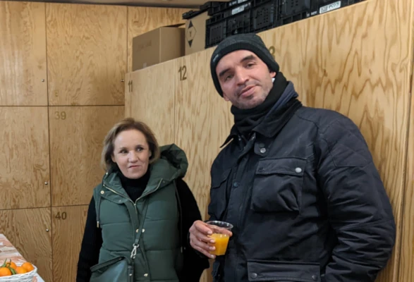 Fête de Noël à la Bagagerie le 24 décembre 2025, bénévoles et accueillis autour d'un buffet.