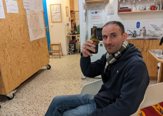 Fête de Noël à la Bagagerie le 24 décembre 2025, bénévoles et accueillis autour d'un buffet.