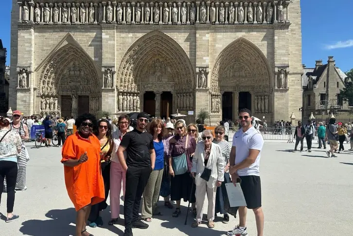 Bénévoles et accueillis sur le parvis de Notre-Dame de Paris
