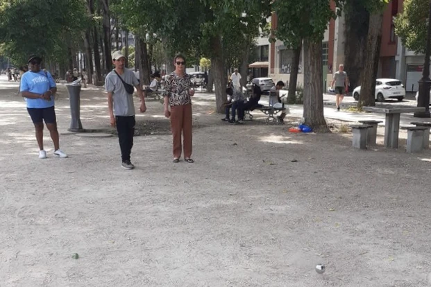 Partie de pétanque sur les quais du bassin de la Villette, le 30 mai 2026.
