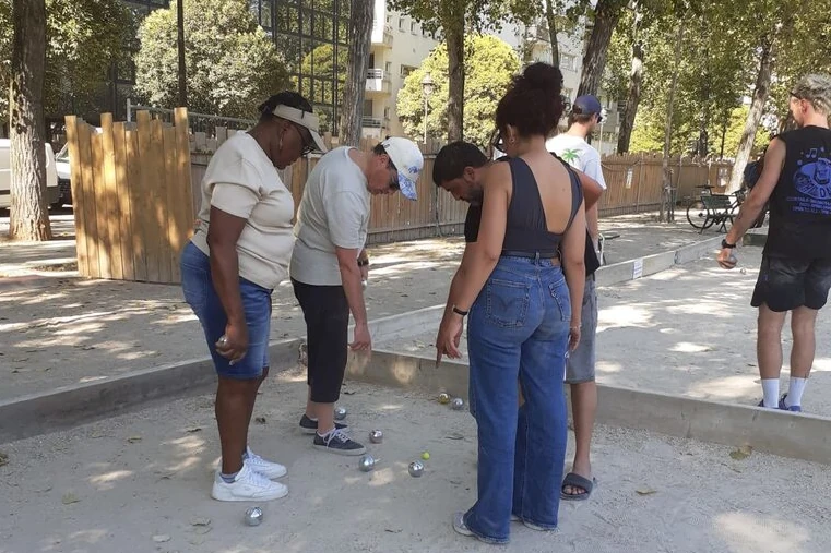 Partie de pétanque sur les quais du bassin de la Villette, le samedi 8 août 2026.