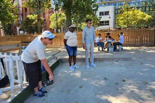 Partie de pétanque sur les quais du bassin de la Villette, le samedi 8 août 2026.
