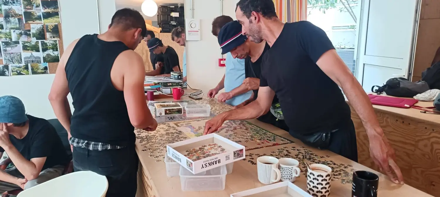 Accueillis faisant un puzzle à la Bagagerie.